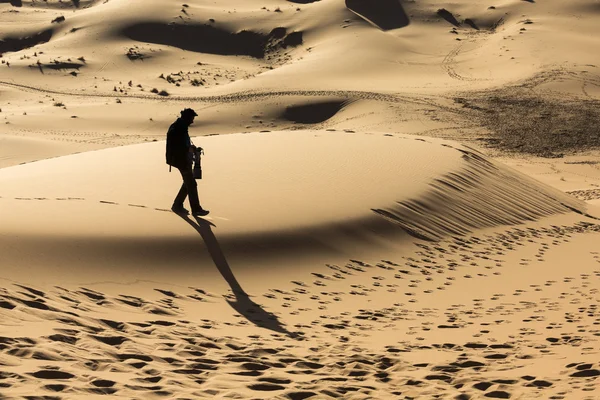 Çöl dunes üzerinde yürüyen adam — Stok fotoğraf