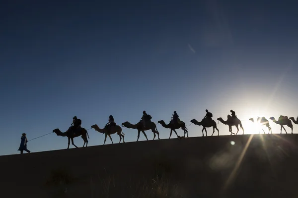 Caravana de camelo atravessando o deserto — Fotografia de Stock