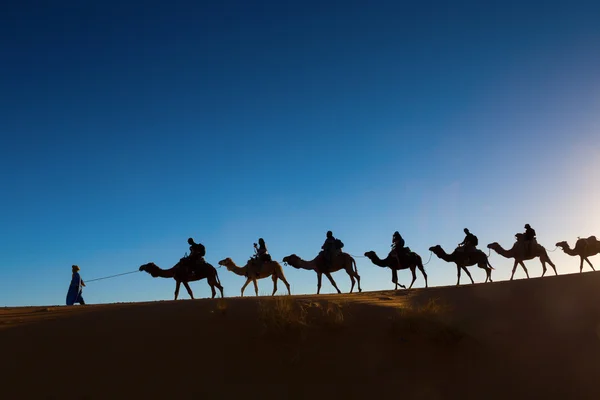 Caravana de camelo atravessando o deserto — Fotografia de Stock