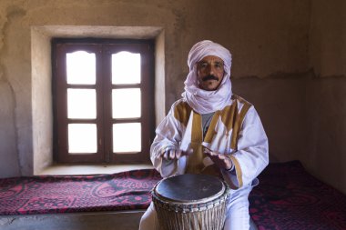 Marakeş, Fas - 3 Mart: bir adam evde marrakesh, şarkı söylüyor 