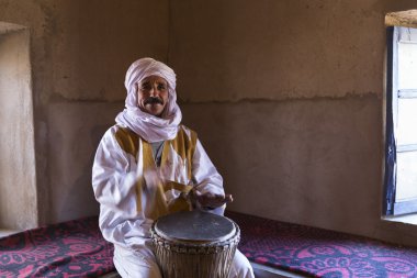 Marakeş, Fas - 3 Mart: bir adam evde marrakesh, şarkı söylüyor 