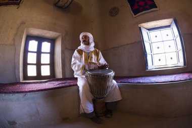 Marakeş, Fas - 3 Mart: bir adam evde marrakesh, şarkı söylüyor 