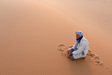 Sahara, Fas - 4 Mart çöl: kimliği belirsiz kişi o rahatlatıcı
