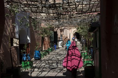 Marakeş, Fas - 6 Mart: tanımlanamayan insanların bir sokakta,