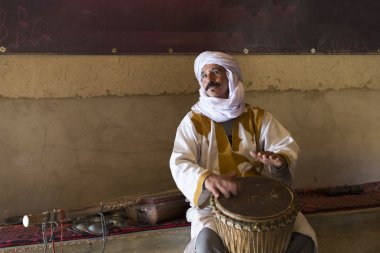 Marakeş, Fas - 3 Mart: bir adam evde marrakesh, şarkı söylüyor 