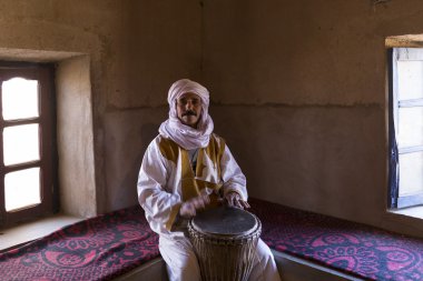 Marakeş, Fas - 3 Mart: bir adam evde marrakesh, şarkı söylüyor 
