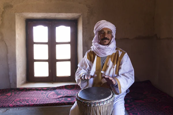 Marrakesch, Marokko - 3. März: Ein Mann singt im Haus von Marrakesch — Stockfoto