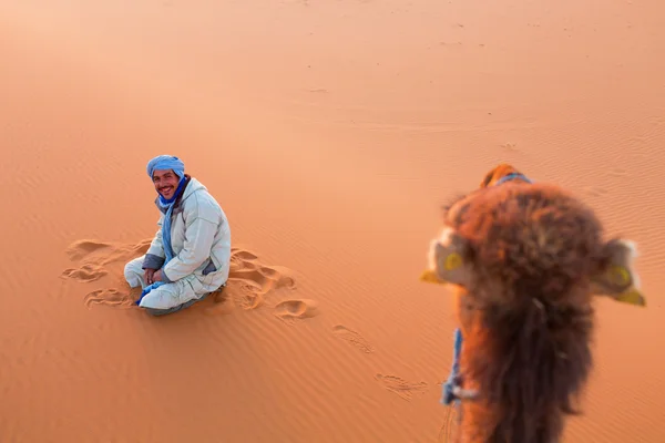 Sahara, Fas - 4 Mart çöl: kimliği belirsiz kişi o rahatlatıcı — Stok fotoğraf