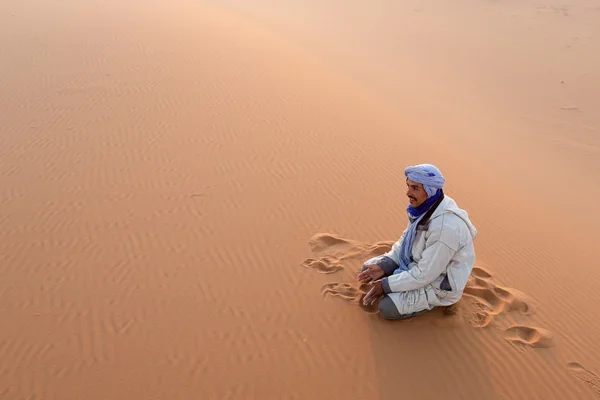 DESERT SAHARA, MOROCCO - MARCH 4: Unidentified person relaxing o — Stock Photo, Image