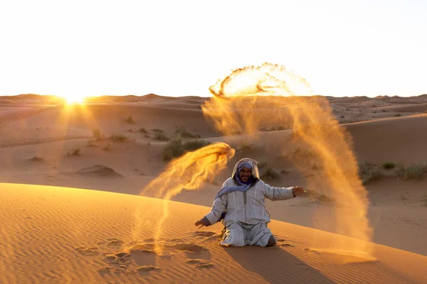 DESERT SAHARA, MOROCCO - MARÇO 4: Pessoa não identificada jogando w — Fotografia de Stock