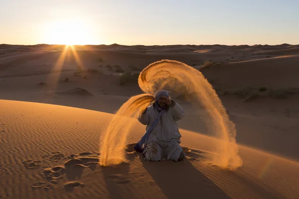 DESERT SAHARA, MOROCCO - MARÇO 4: Pessoa não identificada jogando w — Fotografia de Stock