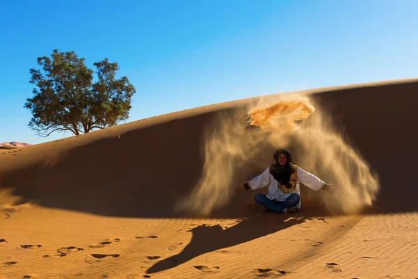 DESERT SAHARA, MOROCCO - MARCH 4: Unidentified person throwing w — Stock Photo, Image