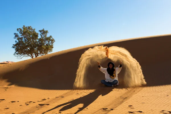 DESERT SAHARA, MOROCCO - MARCH 4: Unidentified person throwing w — Stock Photo, Image