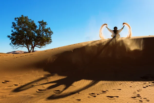 DESERT SAHARA, MOROCCO - MARCH 4: Unidentified person throwing w — Stock Photo, Image