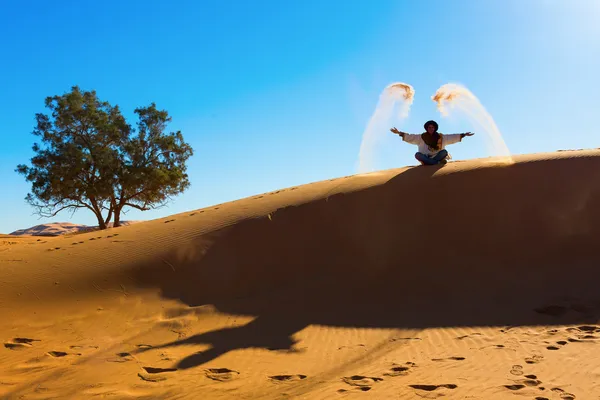 Sahara, Fas - 4 Mart çöl: kimliği belirsiz kişi w atma — Stok fotoğraf