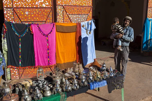 摩洛哥-3 月 5 日，马拉喀什： 传统商店对马的大街上 — 图库照片