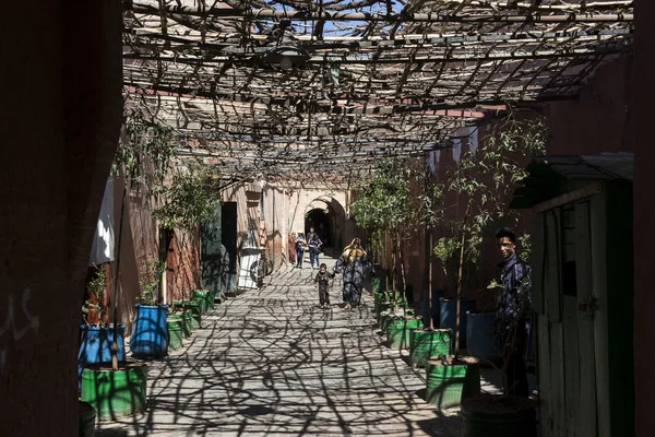 MARRAKESH, MOROCCO - MARÇO 6: Pessoas não identificadas em uma rua em — Fotografia de Stock