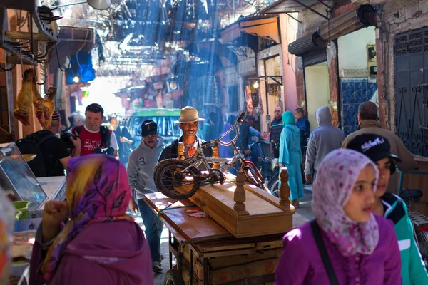 MARRAKESH, MOROCCO - MARÇO 6: Pessoas não identificadas em uma rua em — Fotografia de Stock