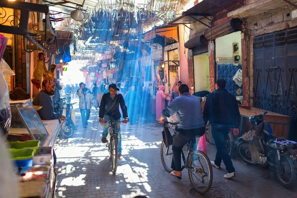 摩洛哥-3 月 6 日，马拉喀什: 身份不明的人的一条街 — 图库照片