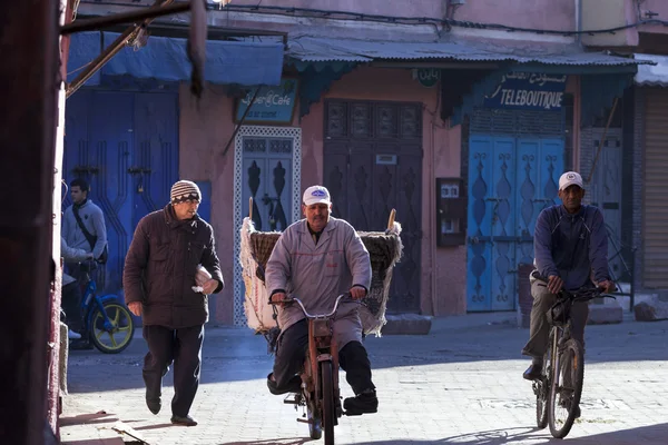 MARRAKECH, MOROCCO - FEBRUARY 28: unknown person biking on stree — Stock Photo, Image