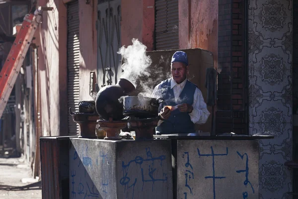 Marrakesz, Maroko - 28 lutego: sprzedaż żywności ulicy na luty — Zdjęcie stockowe