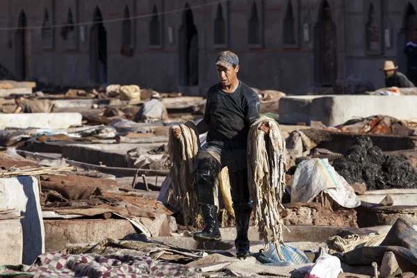 Marrakech, Maroko - 6. března: dělníci v továrně kožené provedení — Stock fotografie