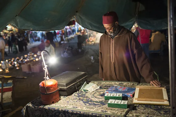 MARRAKECH, MAROCCO - 28 FEBBRAIO: negozio tradizionale in strada o — Foto Stock