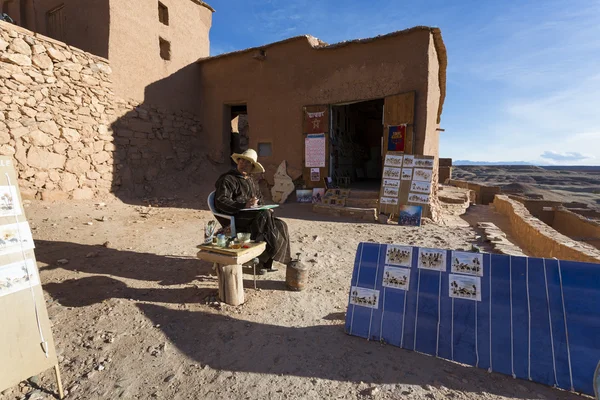 AIT BENHADDOU, MOROCCO- MARCH 1: Unidentified man painting tradi — Stock Photo, Image