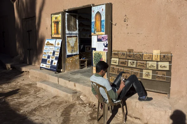 AIT BENHADDOU, MOROCCO- MARCH 1: Unidentified man painting tradi — Stock Photo, Image