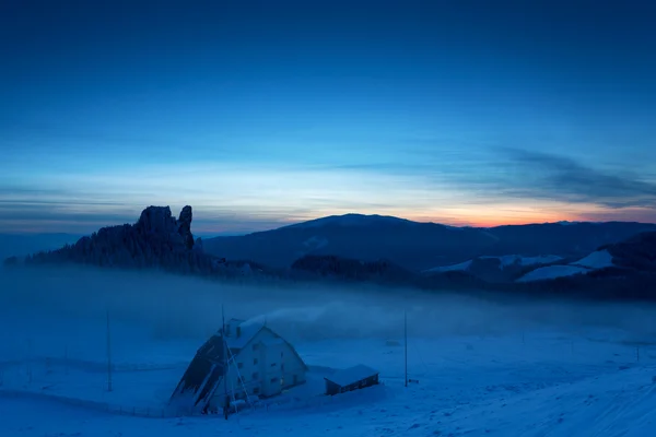 Hütte im Winterberg in der Nacht — Stockfoto