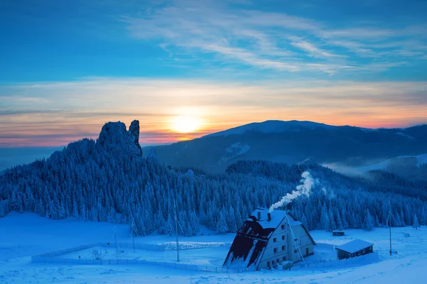 Caban in winter mountain on sunset with colorful background — Stock Photo, Image