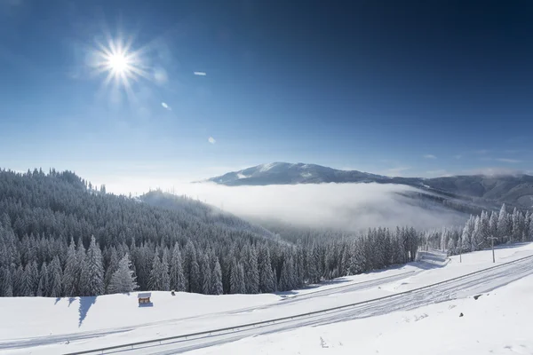 冬山景观与蓝蓝的天空和洁白的云朵 — 图库照片