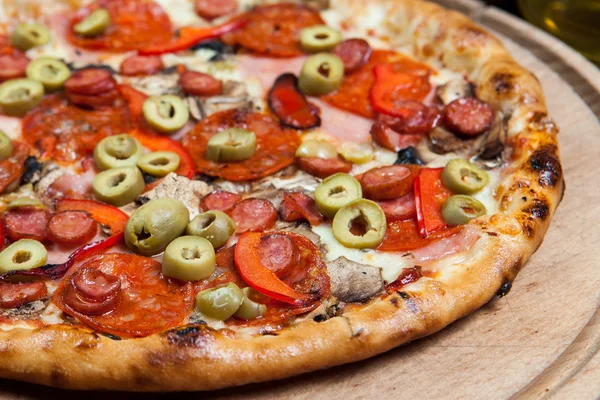 피자 녹색 올리브 — 스톡 사진