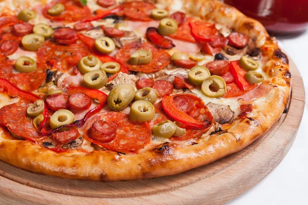Піца з моцарелою, шинкою та оливками — стокове фото