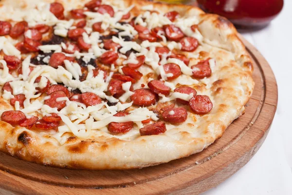 Salsicha e queijo Pizza — Fotografia de Stock