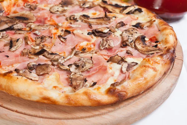 Prosciutto e funghi pizza — Foto Stock