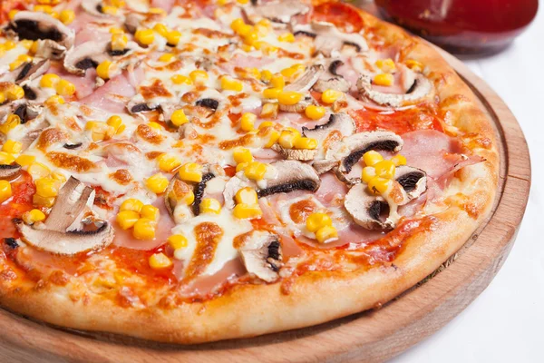 Pizza Milano com milho e cogumelos — Fotografia de Stock