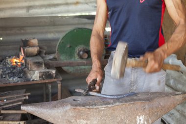hiçbir güvenlik ekipmanları ile taşlama işçisi