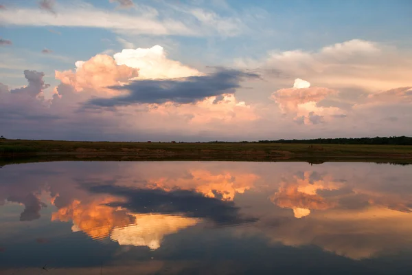 Colorful clouds with reflaction in water beautiful background — Stock Photo, Image