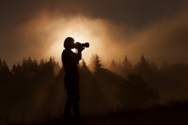 ormandaki fo ile fotoğraf çekmek kadın fotoğrafçı silüeti