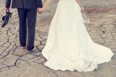 çöp üzerinde elbise kirli elbise ile tutarak Düğün çifti