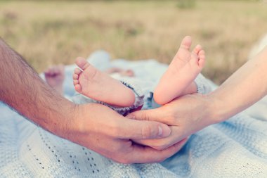 çocuk anne ve babanın elleri ayakları beklemeye