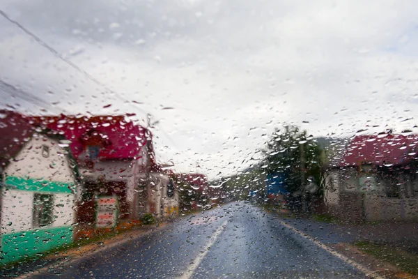 Trafikte yağmurlu penceresi — Stok fotoğraf