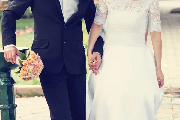 Boda pareja cogida de la mano — Foto de Stock