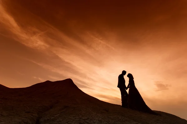 Silhouette of wedding couple with the red sunset — Stock Photo, Image