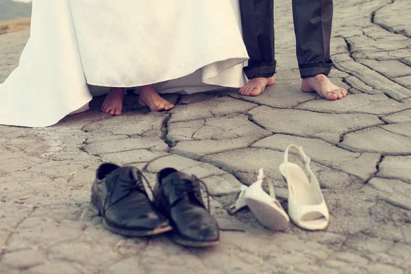 Pernas de casal de casamento em sapatos sujos — Fotografia de Stock