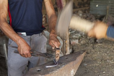 hiçbir güvenlik ekipmanları ile taşlama işçisi