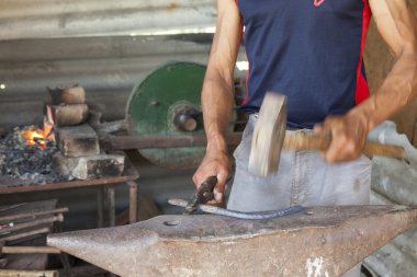 hiçbir güvenlik ekipmanları ile taşlama işçisi