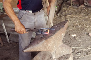 hiçbir güvenlik ekipmanları ile taşlama işçisi