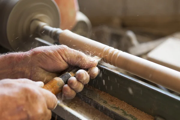 Работник, работающий на древесине без техники безопасности — стоковое фото